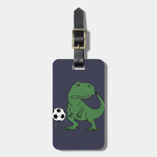Lustiger grüner T-rex Dinosaurier, der Fußball Gepäckanhänger (Vorderseite vertikal)