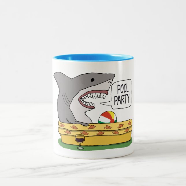 Lustiger Haifisch bereit zum Pool-Party Zweifarbige Tasse (Mittel)