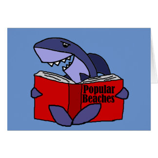 Lustiger Haifisch, der populäres Strand-Buch liest