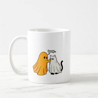 Lustiger Halloween-Geist boopt Katze Kaffeetasse