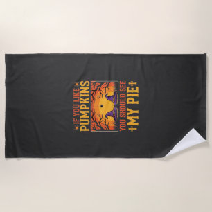 Lustiger Halloween-Kürbiskuchen-Hexen-Design_1 Strandtuch