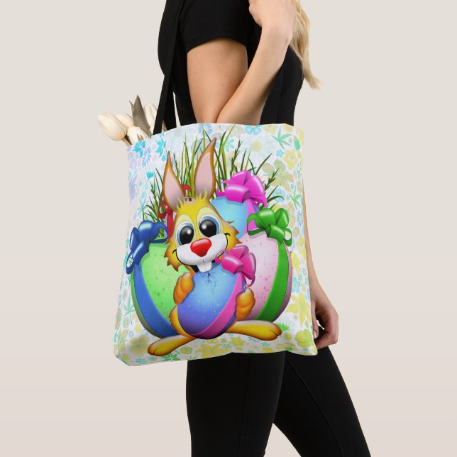 Lustiger Hase beißt ein Osterei Tasche (Von Nahem)