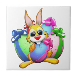 Lustiger Hase beißt in ein Osterei Fliese