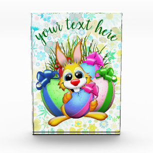 Lustiger Hase beißt in ein Osterei Fotoblock