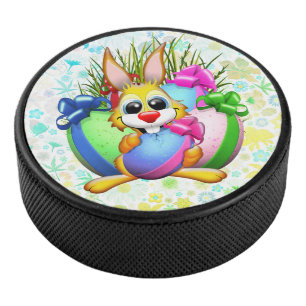 Lustiger Hase, der ein Osterei beißt Eishockey Puck