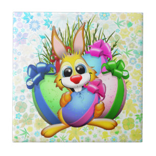 Lustiger Hase, der ein Osterei beißt Fliese