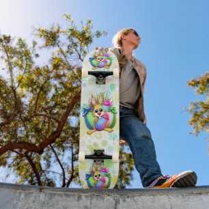 Lustiger Hase, der ein Osterei beißt Skateboard