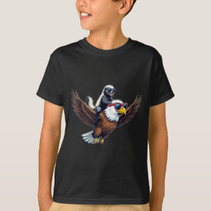 Lustiger Honigdachs, der auf einer Weißkopfseeadle T-Shirt