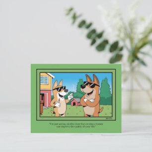 Lustiger Hund, der einen menschlichen Cartoon-Zita Postkarte