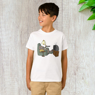 Lustiger Hund entspannt in einem Sessel beim Ferns T-Shirt