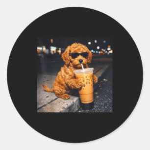Lustiger Hund Goldendoodle trinkt Eiskaffee Runder Aufkleber