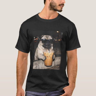 Lustiger Hund-Meme: Mops trinkt eisgekühlten Kaffe T-Shirt