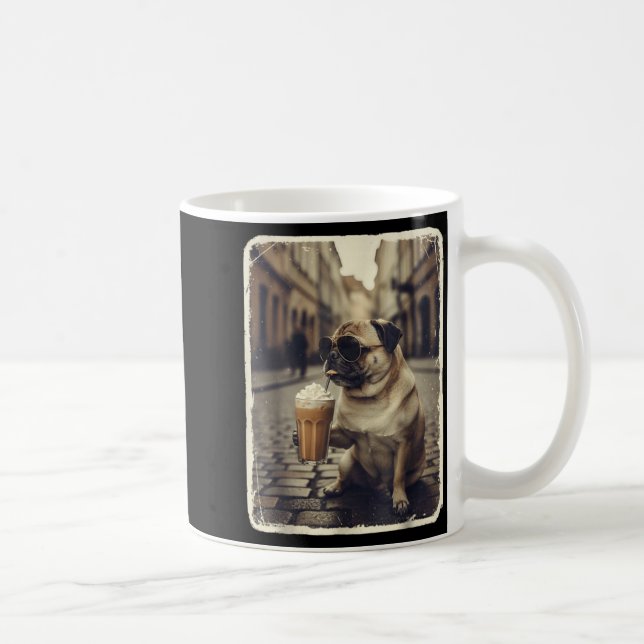 Lustiger Hund Mops trinkt Eiskaffee Tier Meme Männ Kaffeetasse (Rechts)