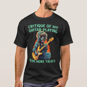 Lustiger Hund spielt gerne elektrische Gitarre in T-Shirt