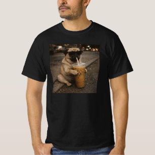 Lustiger Hundememe: Mops trinkt eisgekühlten Kaffe T-Shirt