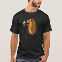 Lustiger Igel, der ein Liter-Shirt anhebt