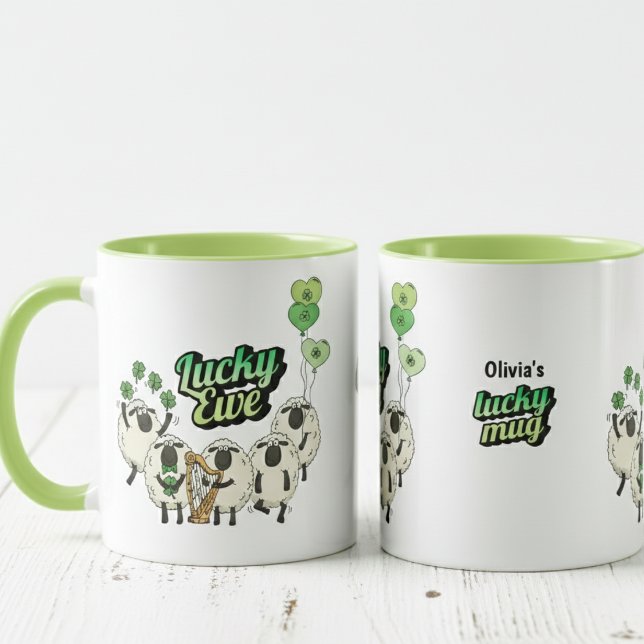 Lustiger Irischer Schaf Glücklicher Becher  Tasse (Lucky Ewe Pun for Lucky You Funny Cartoon Sheep being Irish. Hand-Drawn Sheep, Green Shamrocks, Harp)