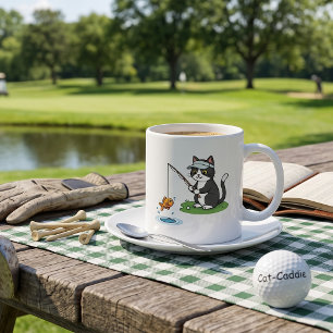 Lustiger Katzen-Golfer fischt im Wasserhindernis Kaffeetasse