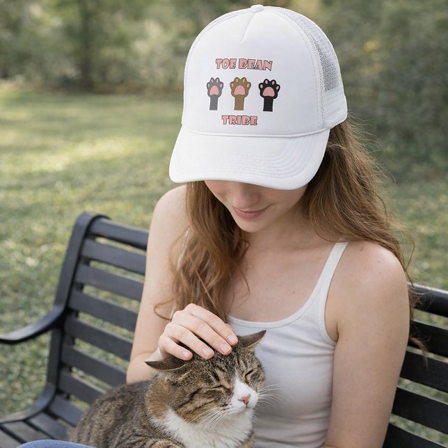 Lustiger Katzentatzen-Stamm Rosa Truckerkappe (A hat with three cat paws and the words toe bean tribe in pink letters with a gray outline.)