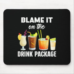 Lustiger Kreuzfahrt Humor Gib dem Getränkepaket di Mousepad