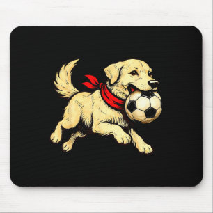 Lustiger Labrador Retriever Hund spielt Fußballspi Mousepad