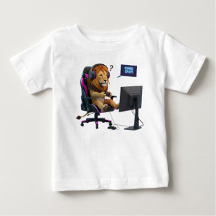 Lustiger Löwe-Gamer sitzt in einem Gaming-Stuhl mi Baby T-shirt