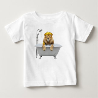 Lustiger Löwe in einem Schaumbad mit gelber Duschh Baby T-shirt