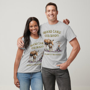 Lustiger Mann, der vor Mama und Baby-Elch flieht T T-Shirt