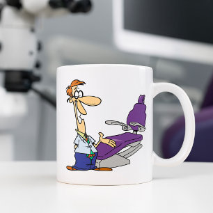 Lustiger männlicher Zahnarzt und violetter Zahnarz Kaffeetasse