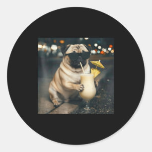 Lustiger Meme-Mops, der Pina Colada trinkt Runder Aufkleber