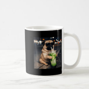 Lustiger Meme-Mops trinkt Mojito-Limonen-Minze  Kaffeetasse