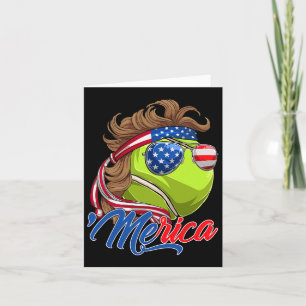 Lustiger Merica Tennisball und USA-Flagge Sungles Karte