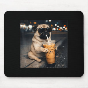 Lustiger Mops trinkt eisgekühlten Kaffee Süßer Hun Mousepad