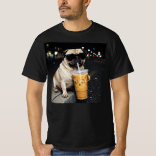 Lustiger Mops trinkt Eiskaffee Süßer Hund Meme Hum T-Shirt