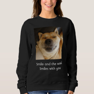 lustiger niedlicher Hund lächelt mit aufregendem S Sweatshirt