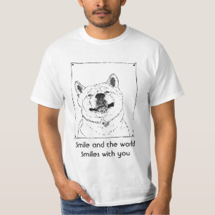 lustiger niedlicher Hund lächelt mit aufregendem S T-Shirt