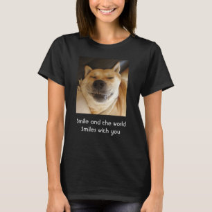 lustiger niedlicher Hund lächelt mit aufregendem S T-Shirt