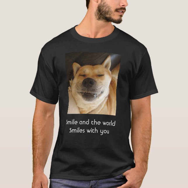 lustiger niedlicher Hund lächelt mit aufregendem S T-Shirt (Vorderseite)