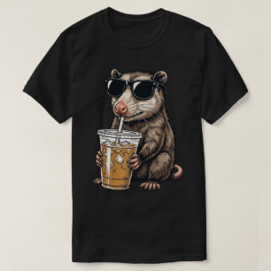 Lustiger Opossum Cooler Possum trinkt Eiskaffee T-Shirt