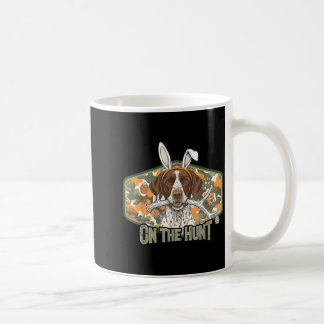 Lustiger Oster-Labrador Retriever auf der Jagd nac Kaffeetasse