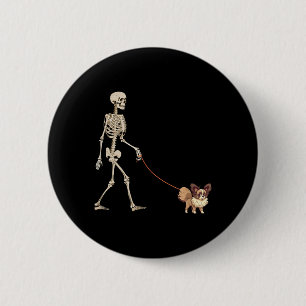 Lustiger Papillon-Skelett-Hund, der am Halloween g Button