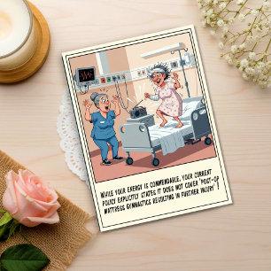 Lustiger Patient tanzt auf Krankenhausbett Gute Be Postkarte