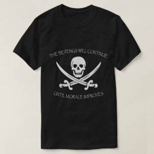 Lustiger Piratenschädel und Schwerter Design T-Shirt