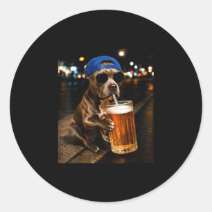 Lustiger Pitbull-Meme trinkt Bier Nachtstraße Runder Aufkleber