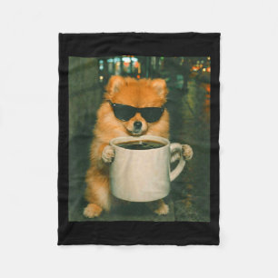 Lustiger Pomeranian, der Kaffee trinkt, Meme retro Fleecedecke