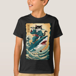 Lustiger Samurai-Katze, die auf einem Hai reitet, T-Shirt