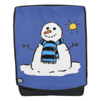 Lustiger Schneemann an einem sonnigen Wintertag