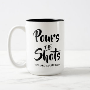 Lustiger Schütze Gießt Die Drinks Zweifarbige Tasse
