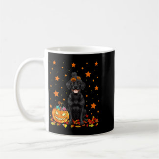 Lustiger schwarzer Labradorhund und Kürbisbonbon Kaffeetasse