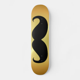 Lustiger schwarzer Schnurrbart auf Goldhintergrund Skateboard